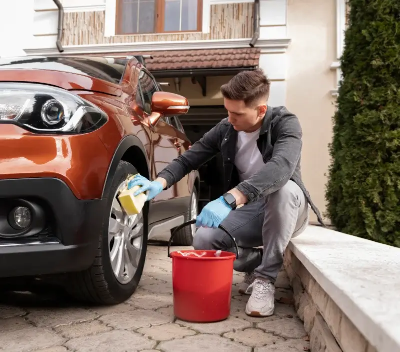Lavage auto à domicile Les Avenières Veyrins-Thuellin : professionnel intervenant sur un véhicule